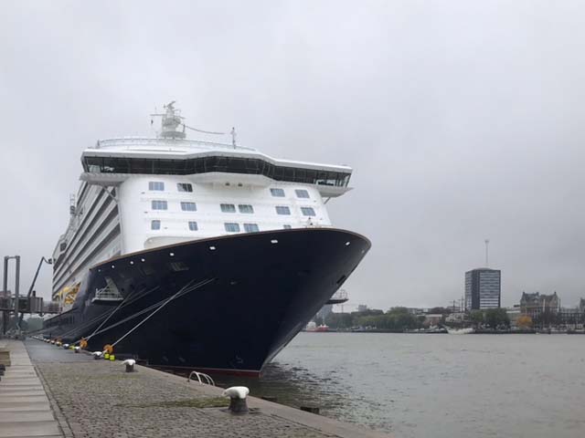 Cruiseschip ms Spirit of Discovery aan de Cruise Terminal Rotterdam